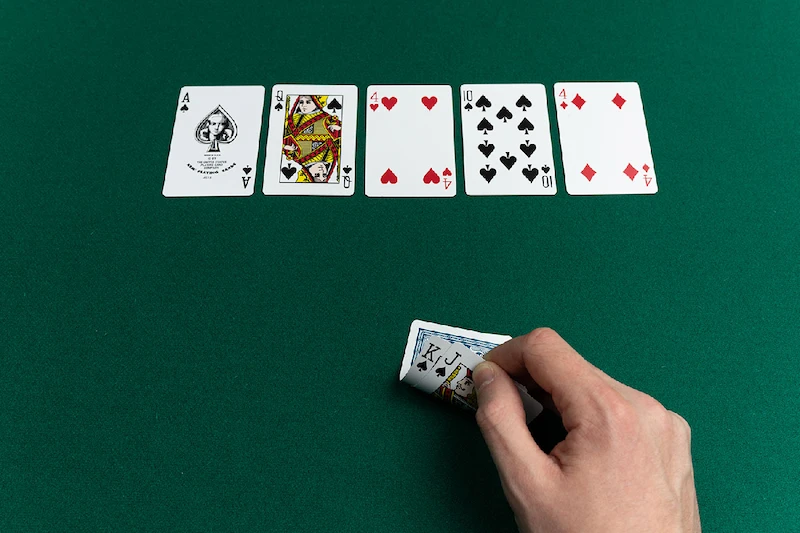 Player wins if the dealer doesn't qualify